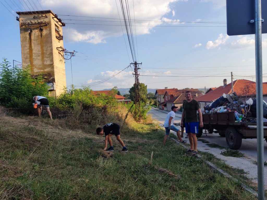 У селу Раковац настављена акција чишћења, очишћено и двориште школе