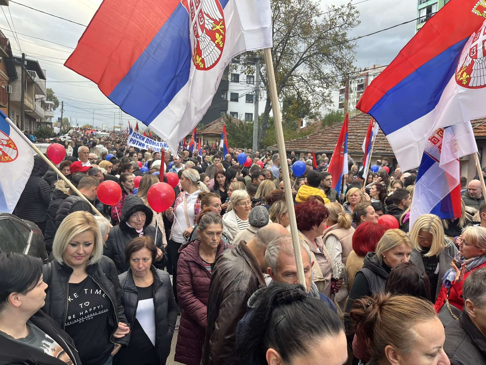 Река људи слива се низ улице Врања. Сви поручују да желе мир и стабилност