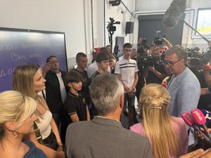 Вучић: Врање добија затворен олимпијски базен за годину и по до две